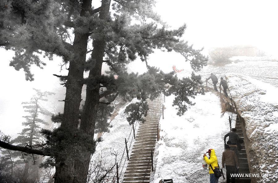 Visitors climb steep stairs in Huashan Mountain, a famous tourism destination in north China's Shaanxi Province, Dec. 28, 2012. (Xinhua/Tao Ming) 