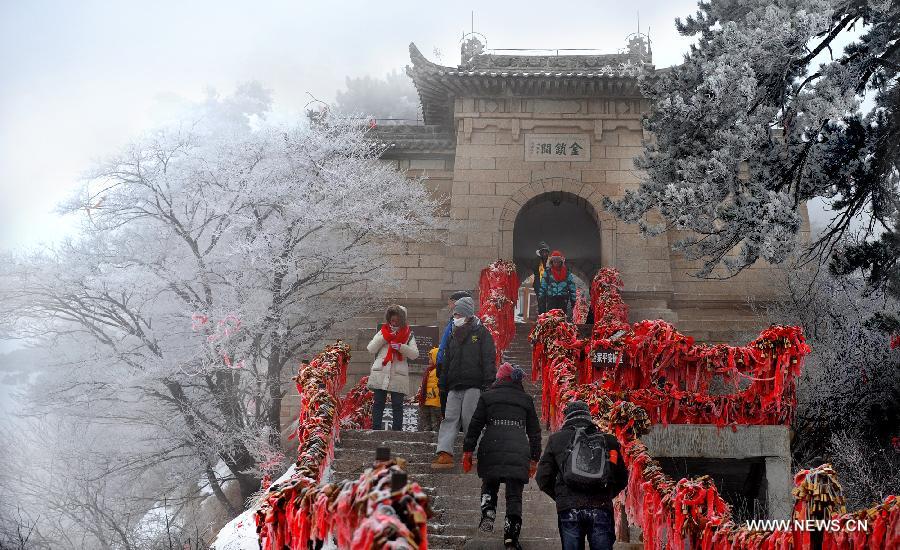 Visitors enjoy winter landscapes in Huashan Mountain, a famous tourism destination in north China's Shaanxi Province, Dec. 28, 2012. (Xinhua/Tao Ming) 