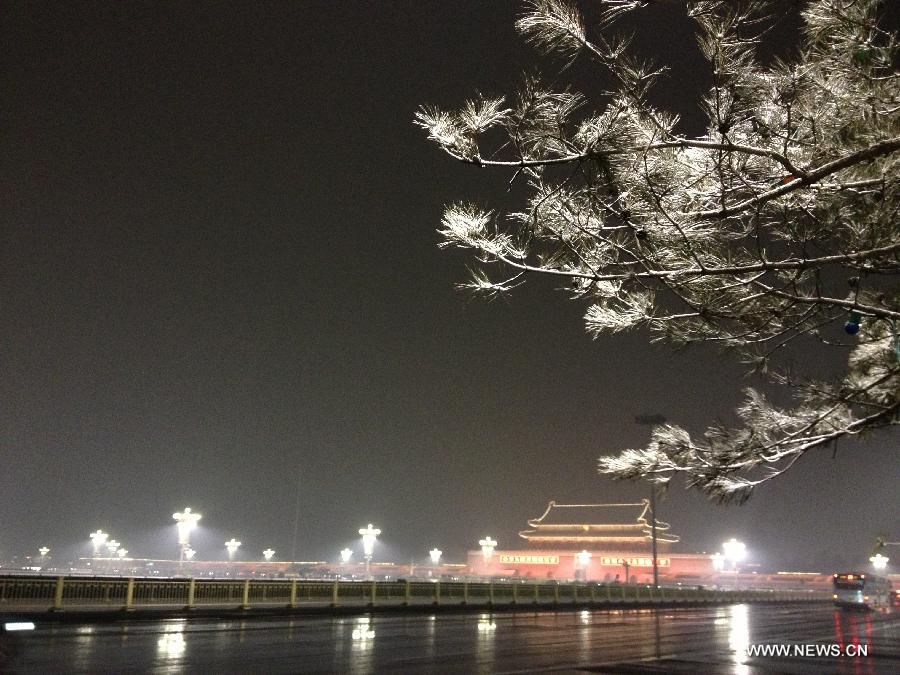 Photo taken on Dec. 28, 2012 shows the snow scene of the Tian'anmen in Beijing, capital of China. A snowfall hit Beijing on Friday evening. (Xinhua/He Guang) 