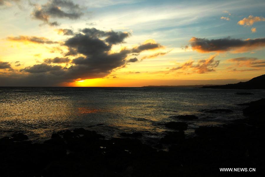 Photo taken on Dec. 28, 2012 shows the sunset scene in Kenting Park in Pingtung County, southeast China's Taiwan. At the southernmost end of Taiwan island, Kenting Park is surrounded by water on three sides. It faces the Pacific in the east, the Taiwan Strait in the west and the Bashi Channel in the south. (Xinhua/Xing Guangli)