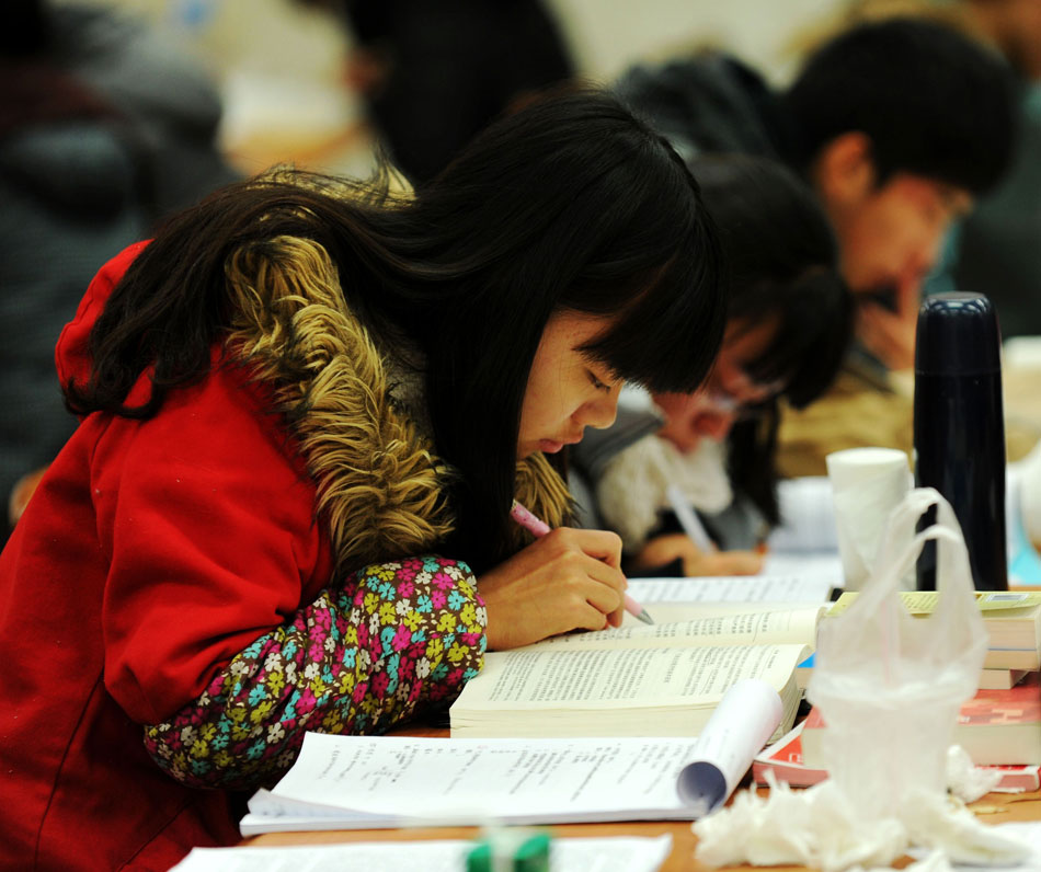Candidates to the national postgraduate entrance exam in 2013 work hard in the study room of Hebei University on Dec. 25, 2012.Ten days before the national postgraduate entrance exam, candidates entered into the final sprint stage. The number of candidates to the national postgraduate entrance exam in 2013 reaches 1,800,000, hitting a new high in history. (Xinhua/Zhu Xudong)