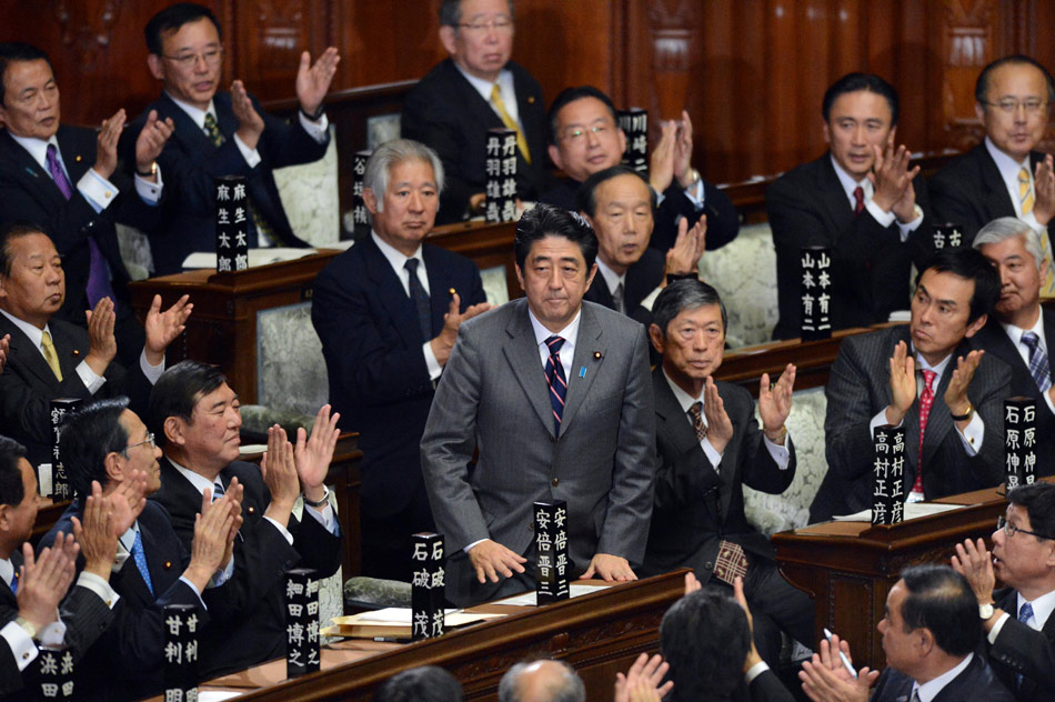 Shinzo Abe, leader of the ruling Liberal Democratic Party, expresses his thanks to the members of Parliament on Dec. 26, 2012.(Xinhua/Ma Ping)