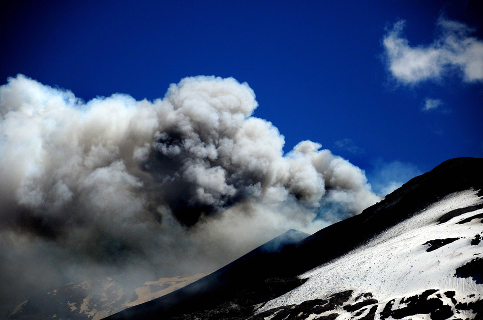 Copahue volcano belches out dense smoke in Buenos Aires, Argentina, Dec. 23, 2012.(Xinhua/AFP)