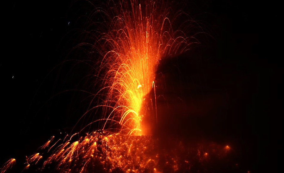 Tungurahua volcano ejects incandescent rocks in Banos, 178 km south of Quito, capital of Ecuador, on Aug. 21, 2012. The government authorities declared an orange alert due to increasing volcanic activities and urged citizens living around the volcano surroundings to evacuate。(Xinhua/Santiago Armas)
