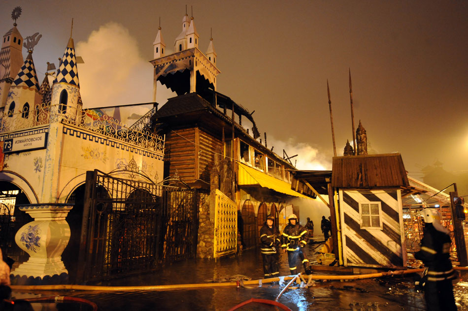 Photo taken on Oct. 17, 2012 shows the Izmailovsky market in Moscow, Russia, after a fire broke out. The fire broke out around midnight Tuesday and the blaze engulfed some 1,000 square meters of a three-story wooden building here. (Li Yong/Xinhua)