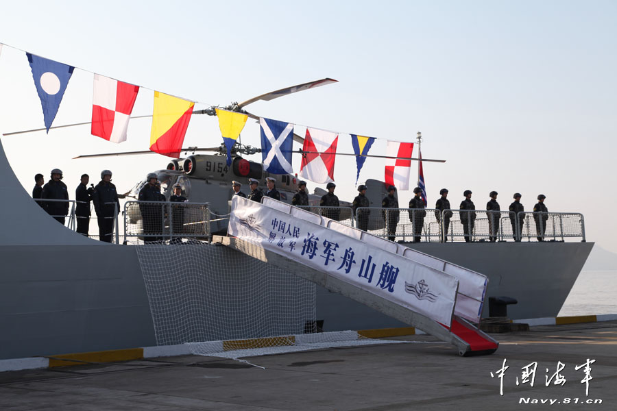The Zhoushan warship of the Navy of the Chinese People's Liberation Army (PLA) held an open day to the public, Dec. 25, 2012. People can visit the warship, helicopter and special operation equipment, and they also can watch the photos and videos of the warship’s escort missions.(navy.81.cn/JiMingxing, Fang Ting)