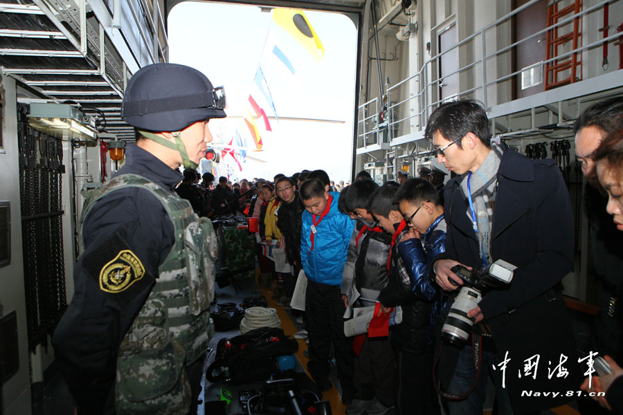 The Zhoushan warship of the Navy of the Chinese People's Liberation Army (PLA) held an open day to the public, Dec. 25, 2012. People can visit the warship, helicopter and special operation equipment, and they also can watch the photos and videos of the warship’s escort missions.(navy.81.cn/JiMingxing, Fang Ting)