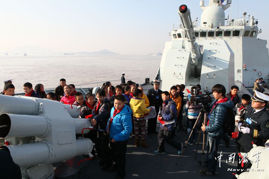 The Zhoushan warship of the Navy of the Chinese People's Liberation Army (PLA) held an open day to the public, Dec. 25, 2012. People can visit the warship, helicopter and special operation equipment, and they also can watch the photos and videos of the warship’s escort missions.(navy.81.cn/JiMingxing, Fang Ting)