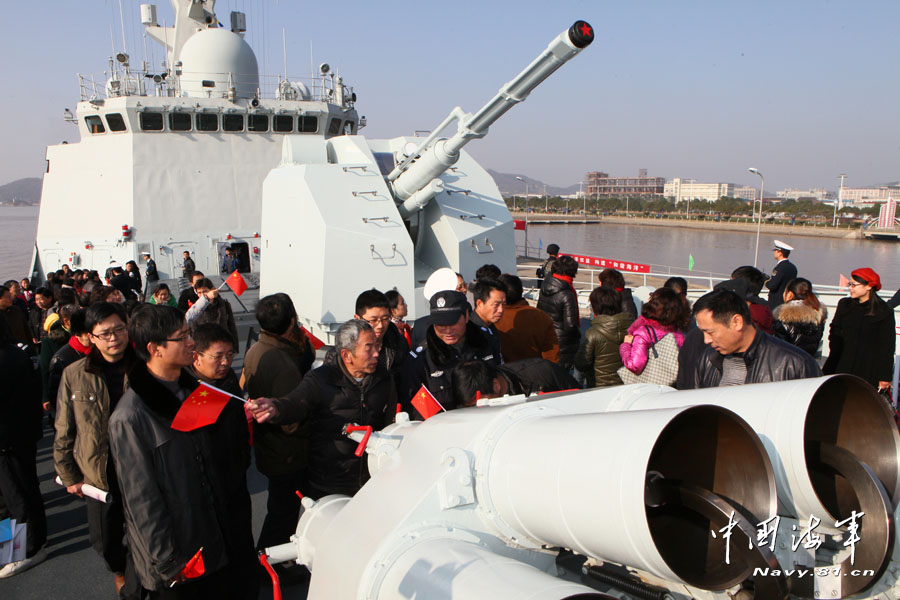 The Zhoushan warship of the Navy of the Chinese People's Liberation Army (PLA) held an open day to the public, Dec. 25, 2012. People can visit the warship, helicopter and special operation equipment, and they also can watch the photos and videos of the warship’s escort missions.(navy.81.cn/JiMingxing, Fang Ting)