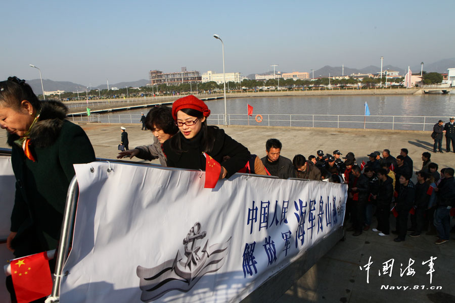 The Zhoushan warship of the Navy of the Chinese People's Liberation Army (PLA) held an open day to the public, Dec. 25, 2012. People can visit the warship, helicopter and special operation equipment, and they also can watch the photos and videos of the warship’s escort missions.(navy.81.cn/JiMingxing, Fang Ting)