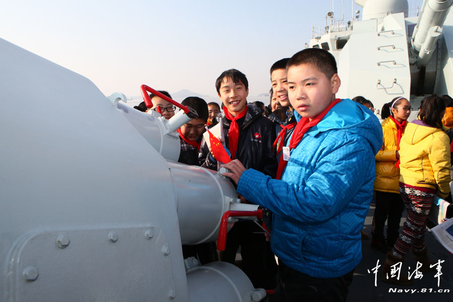 The Zhoushan warship of the Navy of the Chinese People's Liberation Army (PLA) held an open day to the public, Dec. 25, 2012. People can visit the warship, helicopter and special operation equipment, and they also can watch the photos and videos of the warship’s escort missions.(navy.81.cn/JiMingxing, Fang Ting)