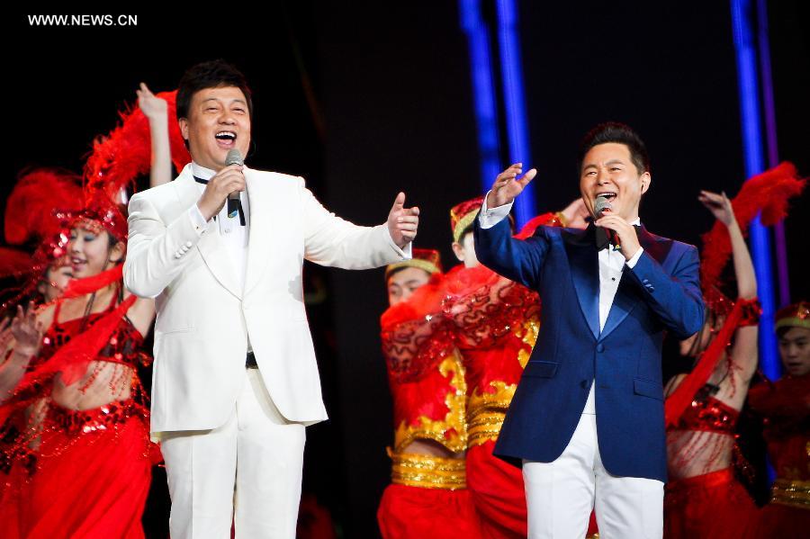Singer Wang Hongwei (R) performs with Lv Jihong during a rehearsal of the China Central Television (CCTV)'s 2013 New Year Gala in Beijing, capital of China, Dec. 30, 2012. The gala will be shown in the evening of Dec. 31. (Xinhua/Zheng Huansong) 