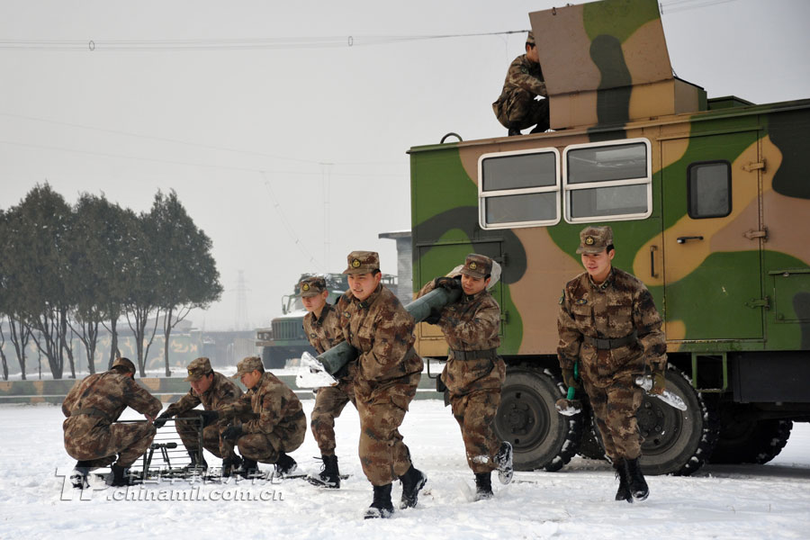 Recently a signal regiment under the Beijing Military Area Command conducts an emergency drill in Beijing despite the low temperature. By this drill the regiment has further improved their action plan and emergency drill procedure in order to deal with any emergency at any time. (Photo/ China Military Online)