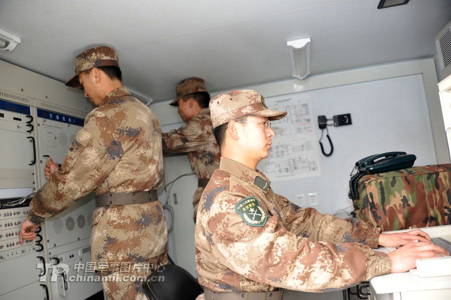 Recently a signal regiment under the Beijing Military Area Command conducts an emergency drill in Beijing despite the low temperature. By this drill the regiment has further improved their action plan and emergency drill procedure in order to deal with any emergency at any time. (Photo/ China Military Online)