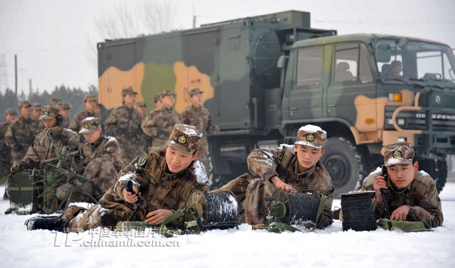 Recently a signal regiment under the Beijing Military Area Command conducts an emergency drill in Beijing despite the low temperature. By this drill the regiment has further improved their action plan and emergency drill procedure in order to deal with any emergency at any time. (Photo/ China Military Online)