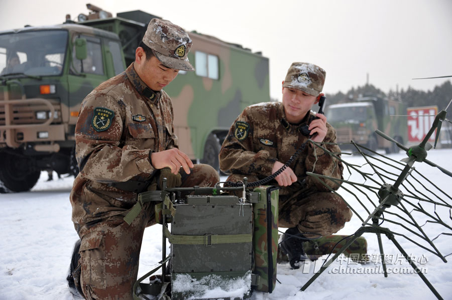 Recently a signal regiment under the Beijing Military Area Command conducts an emergency drill in Beijing despite the low temperature. By this drill the regiment has further improved their action plan and emergency drill procedure in order to deal with any emergency at any time. (Photo/ China Military Online)