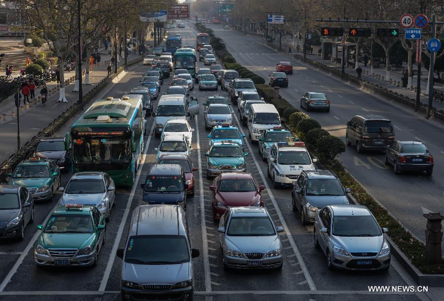 Vehicles wait for green light in Hangzhou, capital of east China's Zhejiang Province, Jan. 1, 2013. The revised traffic regulation takes effect on Tuesday. According the new rules, 52 different sorts of violations can result in deducting points for punishment, up from 38 under the previous regulation. (Xinhua/Han Chuanhao) 