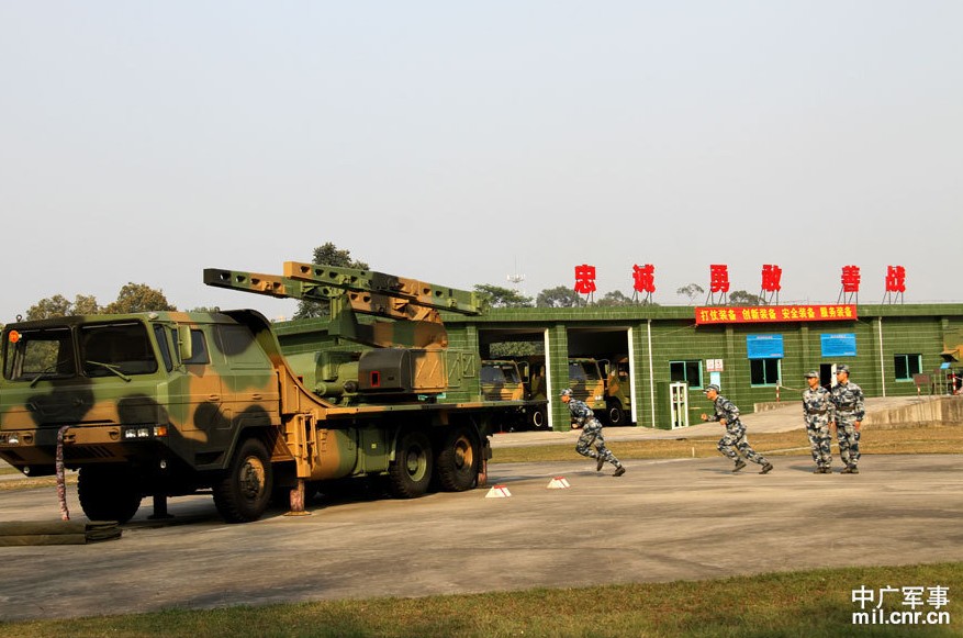 A ground-to-air missile brigade of the Air Force practices a new creative military training pattern by conducting an emergency drill under IT-based conditions. In the practice field, three vehicles loaded with Red Flag-12 surface-to-air missile fast arrived the launch pad. The total process took only five minutes. The informatization of the military drill improved troop’s combat capability.(Mil.cnr.cn/Sun Li, Deng Xiguang and Xu Xiaoyu)