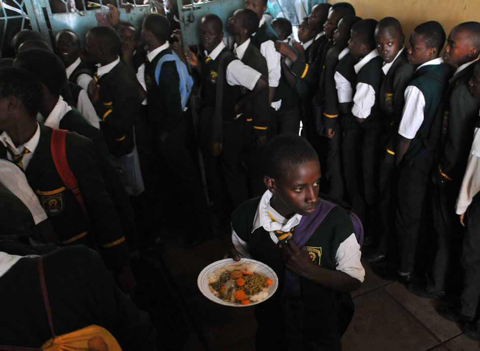 The students wait for lunch at Jamhuri high shool in Nairobi, Kenya, Oct. 16. According the statement released by World Food Programme on Tuesday, despite there being 132 million fewer hungry people in the world compared to 20 years ago, there are still nearly 870 million people who go without enough food every day. (Ding Haitao/Xinhua) 