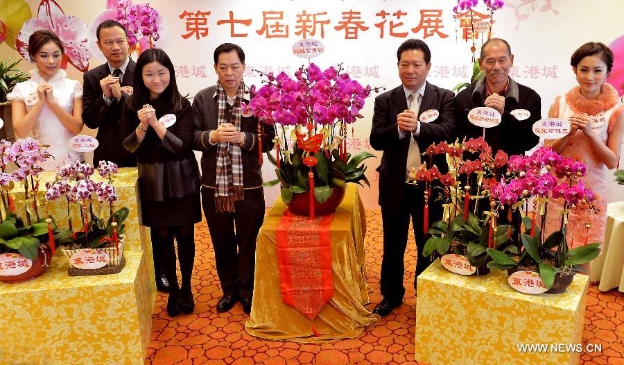 Guests of honor and event hosts greet attendants at a press conference aimed at promoting the upcoming Seventh Hong Kong Lunar New Year Flower Market in Hong Kong, south China, Jan. 2, 2013. The flower market is to kick off on Jan. 25, 2013. (Xinhua/Chen Xiaowei)  