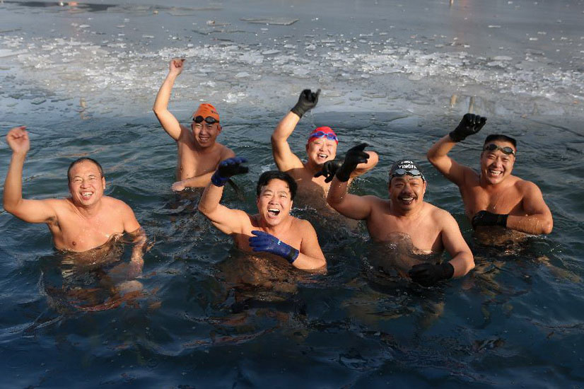 Winter swimmers dance in the water to welcome the new year in Hejin, north China's Shanxi Province, Jan. 1, 2013. (Xinhua/Wang Zhongsheng) 