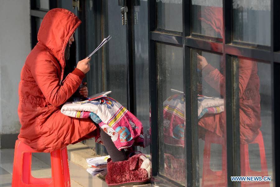 A students prepares for the upcoming National Entrance Examination for Postgraduate (NEEP) at a corridor in Anhui University in Hefei, capital of east China's Anhui Province, Jan. 3, 2013. Examinees taking the NEEP scheduled on Jan. 5 have rocketed up to 1.8 million this year, hitting an all-time high. (Xinhua/Zhang Rui) 