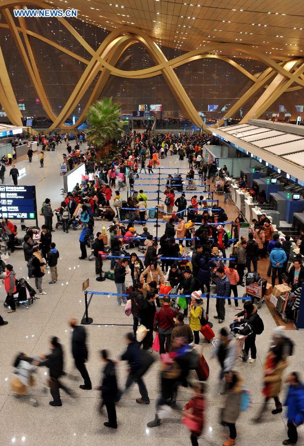 Passengers are trapped at Kunming Changshui International Airport in Kunming, capital of southwest China's Yunnan Province, Jan. 3, 2013. Affected by the dense fog, a total of 434 flights were cancelled and about 7,500 passengers were trapped in the airport until 9 p.m.Thursday.(Xinhua/Lin Yiguang) 