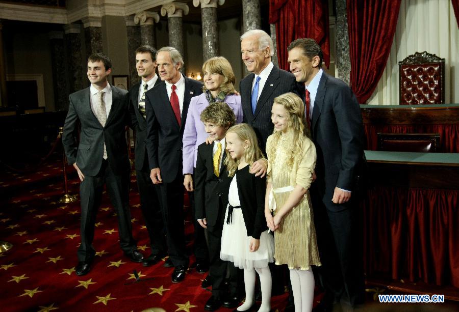U.S. Vice President Joe Biden(R2) poses with Sen. Tom Carper(D-DE)(L3) and Carper's family members during the Senator Swearing-In ceremony in the Old Senate Chamber on Capitol Hill on Thursday, January 3, 2013. The new U.S. Congress convened on Thursday with new members being sworn in. (Xinhua/Fang Zhe)