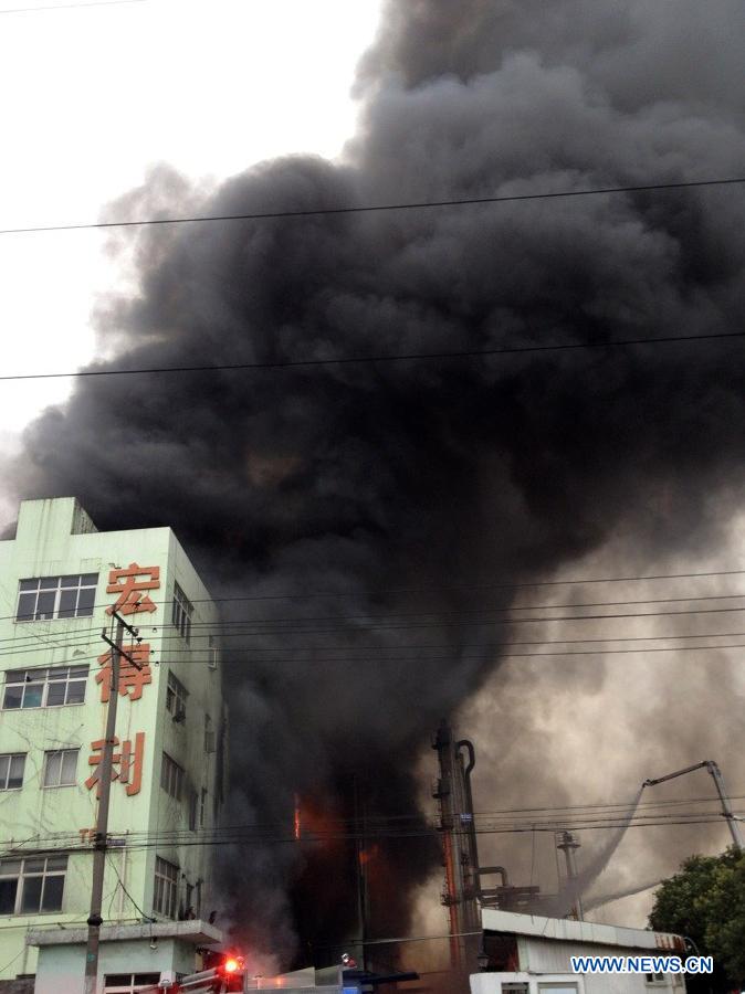 Photo taken on Jan. 3, 2013 shows the fire accident site in Wenzhou, east China's Zhejiang Province. A fire broke out in the Hongdeli Tannery at about 7:50 a.m. Thursday on the Wenchang Road in Wenzhou City. By now, firefighters are still trying to put out the fire. No casualty has been reported. (Xinhua)