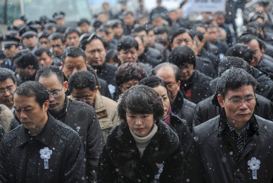 People gather to mourn for the deceased firefighters who lost lives in a rescue operation on Jan. 1 at the Hangzhou Yusei Machinery Co., Ltd during memorial meeting in Hangzhou, capital of east China's Zhejiang Province, Jan. 4, 2013. (Xinhua/Han Chuanhao) 