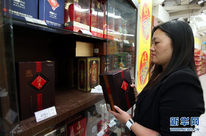 Jiugui, pulled off the shelves:A worker in a supermarket in Shanghai takes Jiugui (a kind of liquor) off the shelves on Nov. 22, 2012. Plasticizing agent was found in such Jiugui. (Xinhua/Fanjun)