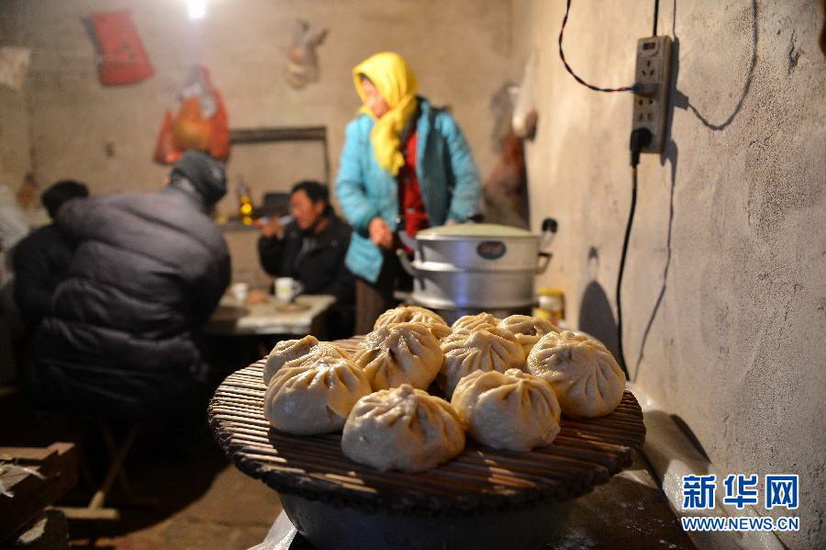 The supper of reed reapper:Reed reappers are ready for their supper after a day’s hard toil on Dec. 9, 2012. Every year from November to the spring festival, villagers gather to Reed delta in Zhanhua, Shandong Province, to collect reed which is one of the backbone industry in the Yellow river delta with annual profit more than 70 million yuan. (Xinhua/Zhu Zheng)