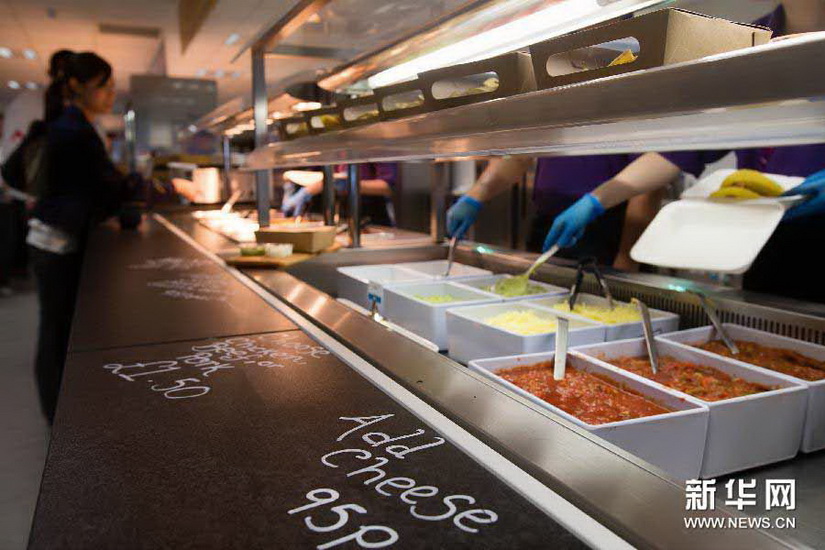 Canteen for media in London Olympic Games:Media Practitioners select their foods at the media Canteen in London Olympic Games on July 21. The food served here ranged from British cuisine, Asian flavor to Mediterranean food with the price approximately equaled to the ones outside the Olympic park. (Xinhua/Jin Linwang)