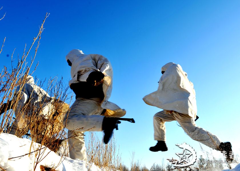 In late December 2012, a garrison regiment conducts a drill deep in the Greater Hinggan mountains of Heilongjiang province. The soldiers went through many hard exercises although the temperature dipped to 40 degrees Celsius below zero. (Photo/ reader.chinamil.com.cn)