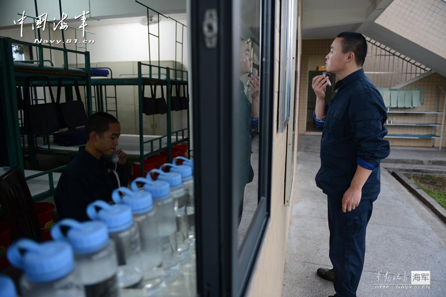 The photo shows the life of 30 Wushu masters in barrack as the newly-recruited members of the Marine Corps under the Navy of the Chinese People's Liberation Army (PLA). (navy.81.cn/Hu Kaibing, Yu Huangwei)