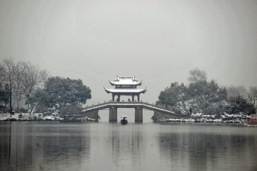 Photo taken on Jan. 4, 2013 shows the snow-covered landscape of West Lake in Hangzhou, capital of east China's Zhejiang Province. Citizens and tourists enjoyed the snow-covered landscape of West Lake here on Friday after northern and central Zhejiang received continuous snowfall since this Thursday. (Xinhua/Huang Zongzhi)