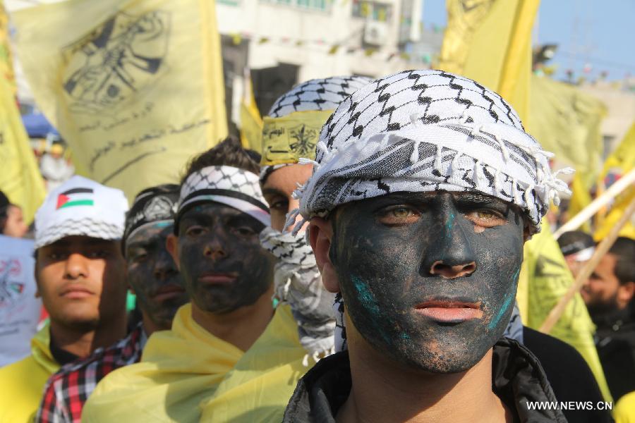 Supporters of Fatah movement take part in a celebration marking the 48th anniversary of the Fatah movement in Gaza City on Jan. 4, 2013. Hundreds of thousands of supporters of Palestinian President Mahmoud Abbas' Fatah movement on Friday marked its 48-year anniversary in the Gaza Strip, for the first time in six years. (Xinhua/Khaled Omar) 