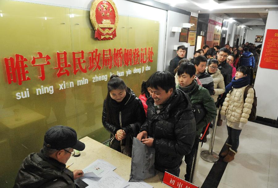 Couples wait in queue to register at the marriage registration office in Suining County, east China's Jiangsu Province, Jan. 4, 2013. Many couples here flocked to tie the knot on Jan. 4, 2013, or 2013/1/4, which sounds like "Love you forever" in Chinese. (Xinhua/Hong Xing)