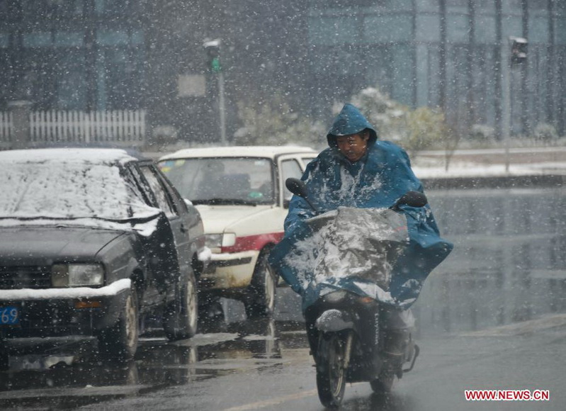 A man rides in snow on a street in Ji'an County, east China's Zhejiang Province, Jan. 4, 2013. Zhejiang Weather Bureau on Friday issued the first orange alert for road icing after the heavy snow and freezing weather since Thursday. (Xinhua/Xu Yu)