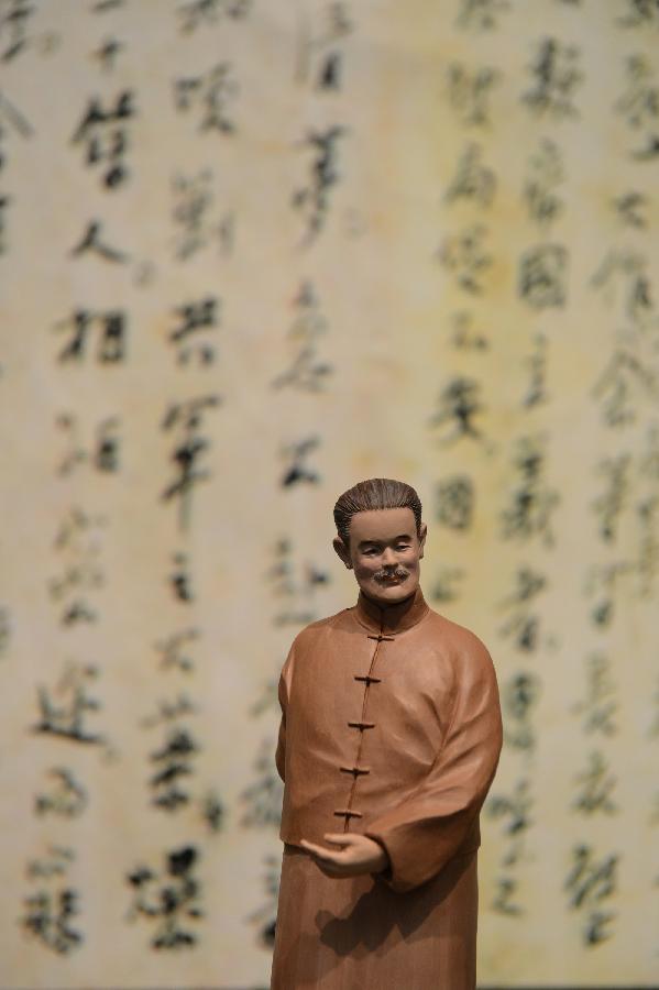 A clay figurine of Chinese educator Yan Xiu is displayed at an exhibition of the works of Zhang Zexun, the fifth-generation descendant of Tianjin-based clay sculpture art Clay Figure Zhang, in south China's Macao, Jan. 4, 2013. The exhibition will be held at the UNESCO Centre of Macao from Jan. 4 to 13. (Xinhua/Cheong Kam Ka)