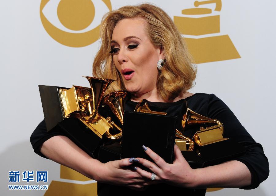British singer Adele holds six trophies of the 54th Grammy in California, U.S., Feb. 12, 2012.（Xinhua Photo）