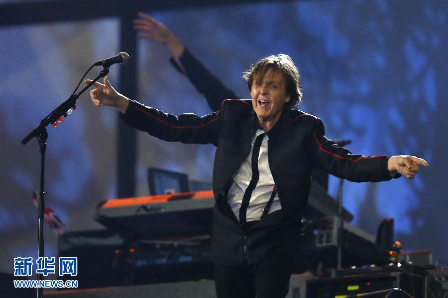Sir Paul McCartney, a member of the Beatles, sings "Hey Jude" at the opening ceremony of 2012 London Olympic Games on July 27, 2012. (Xinhua Photo)