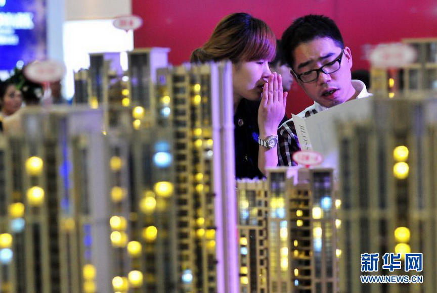 Citizens search real estate information in Fuzhou, Fujian on Nov. 16, 2012. The prices of 53 new-built commercial buildings go up in 70 cities of China in Nov, 2012, and growing rate is less than 1 percent, according to the State Statistical Bureau. (Photo/Xinhua)