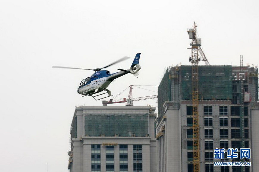 Property buyers experience helicopter flying to review the buildings in Chongqing on Dec 22, 2012.  (Xinhua/ Zhao Junchao)
