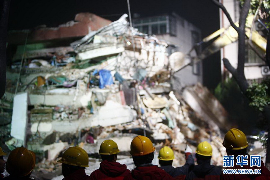Rescue crews save victims trapped in a collapsed building in Ningbo on Dec. 16, 2012. (Xinhua/Cui Xinyu) 