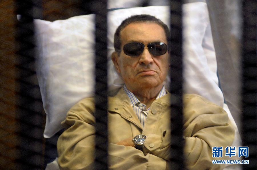 Hosni Mubarak, the former president of Egypt, lies on a stretcher, receiving a trial in cage in the criminal court in Cairo, Egypt, June 2, 2012. (Xinhua/AFP)