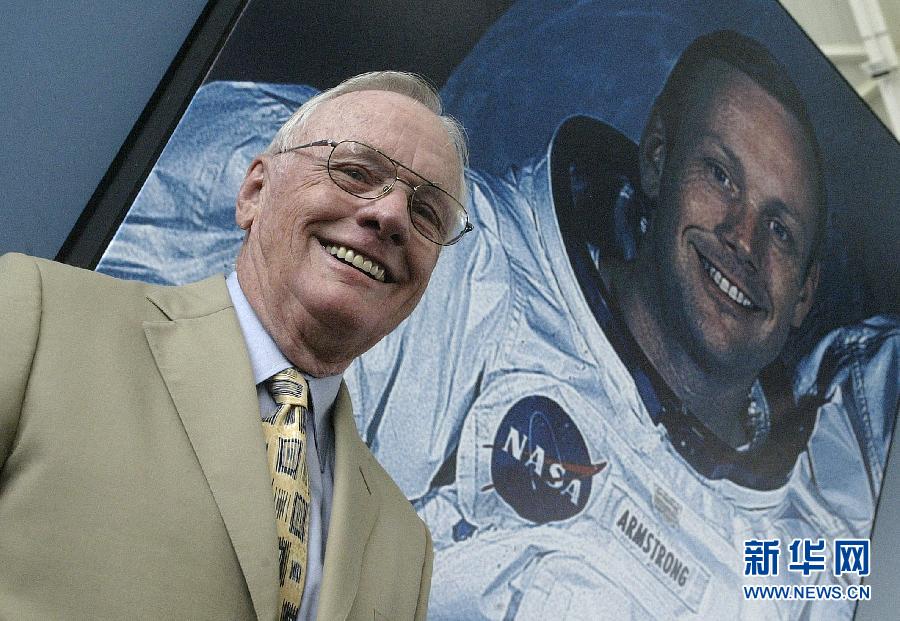 The photo shows Neil Armstrong taking pictures with his own photo in Prince Felipe Science Museum in Valencia, July 26, 2005. According to the U.S. media, Neil Armstrong, the first astronaut to walk on the moon, has died at the age of 82 on Aug. 25, 2012. (Xinhua/AFP)