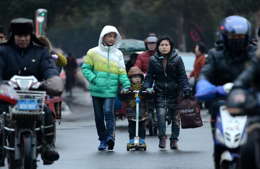 People walk on the Yangming Road in Nanchang City, capital of east China's Jiangxi Province, Jan. 5, 2013, the Slight Cold, the 23rd solar term according to the traditional Chinese lunar calendar. (Xinhua/Zhou Ke) 