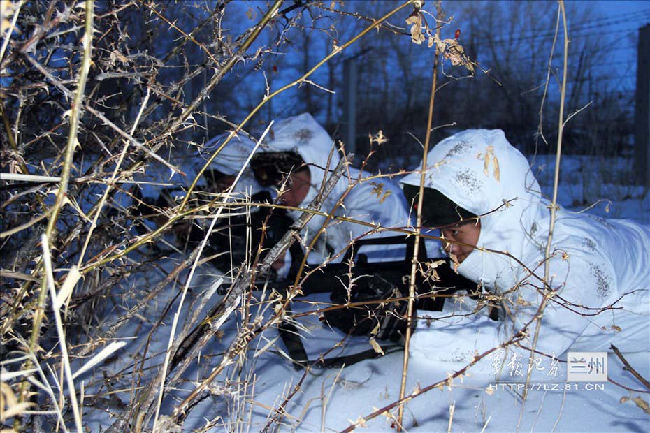 The officers and men of a frontier defense unit under the Xinjiang Military Area Command (MAC) of the Chinese People's Liberation Army (PLA) are patrolling with new-type snowfield cold-proof camouflage outerwear. (chinamil.com.cn/Sun Xingwei)