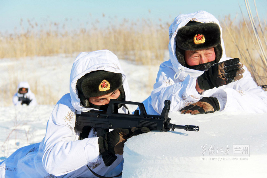 The officers and men of a frontier defense unit under the Xinjiang Military Area Command (MAC) of the Chinese People's Liberation Army (PLA) are patrolling with new-type snowfield cold-proof camouflage outerwear. (chinamil.com.cn/Sun Xingwei)